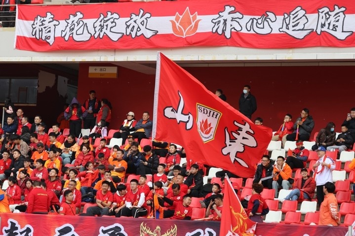 主場上萬名球迷的吶喊助威，給山東體彩女足征戰(zhàn)女超增添了能量與動力